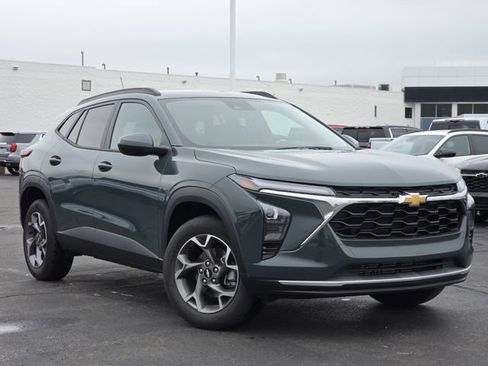 Certified 2025 Chevrolet Trax LT w/ Driver Confidence Package FWD image 2