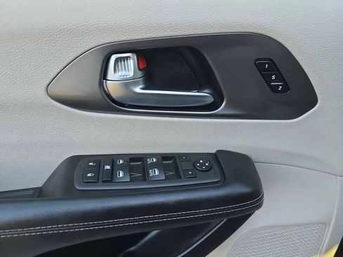 Used 2022 Chrysler Pacifica Touring-L FWD image 14