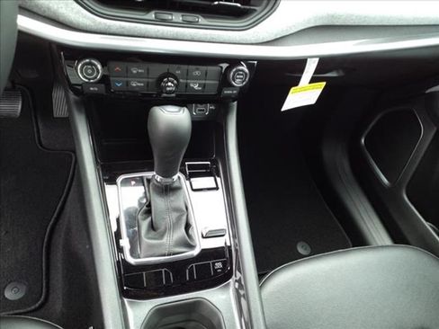 Used 2024 Jeep Compass Latitude AWD/4WD image 17