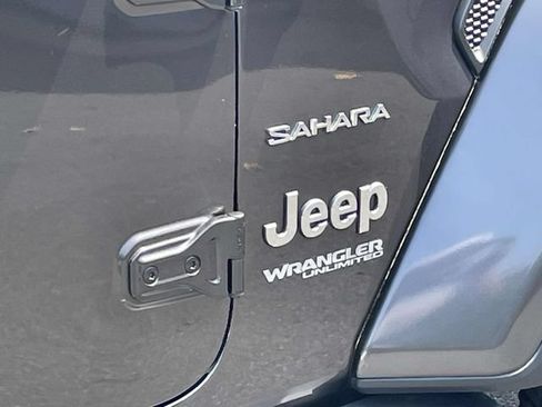 Used 2018 Jeep Wrangler Unlimited Sahara w/ Cold Weather Group AWD/4WD image 9