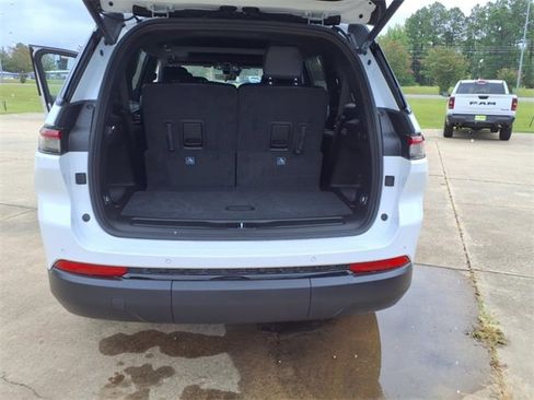 New 2025 Jeep Grand Cherokee L Altitude image 18