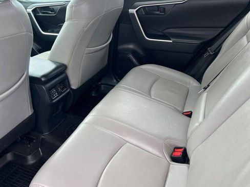 Used 2019 Toyota RAV4 LE image 9