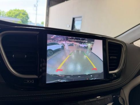 Used 2024 Chrysler Pacifica Limited FWD image 15