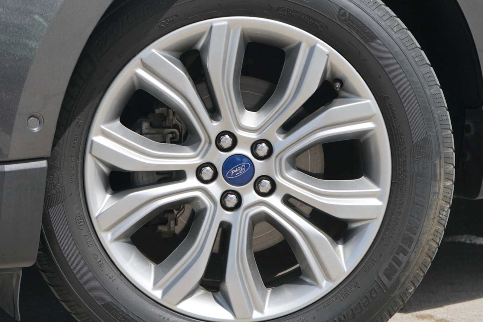 Used 2019 Ford Edge Titanium w/ Equipment Group 301A FWD image 2