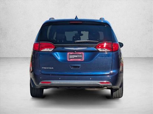 Used 2018 Chrysler Pacifica Touring-L Plus image 7