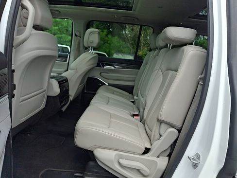 Used 2022 Jeep Wagoneer Series II w/ Premium Group I AWD/4WD image 11