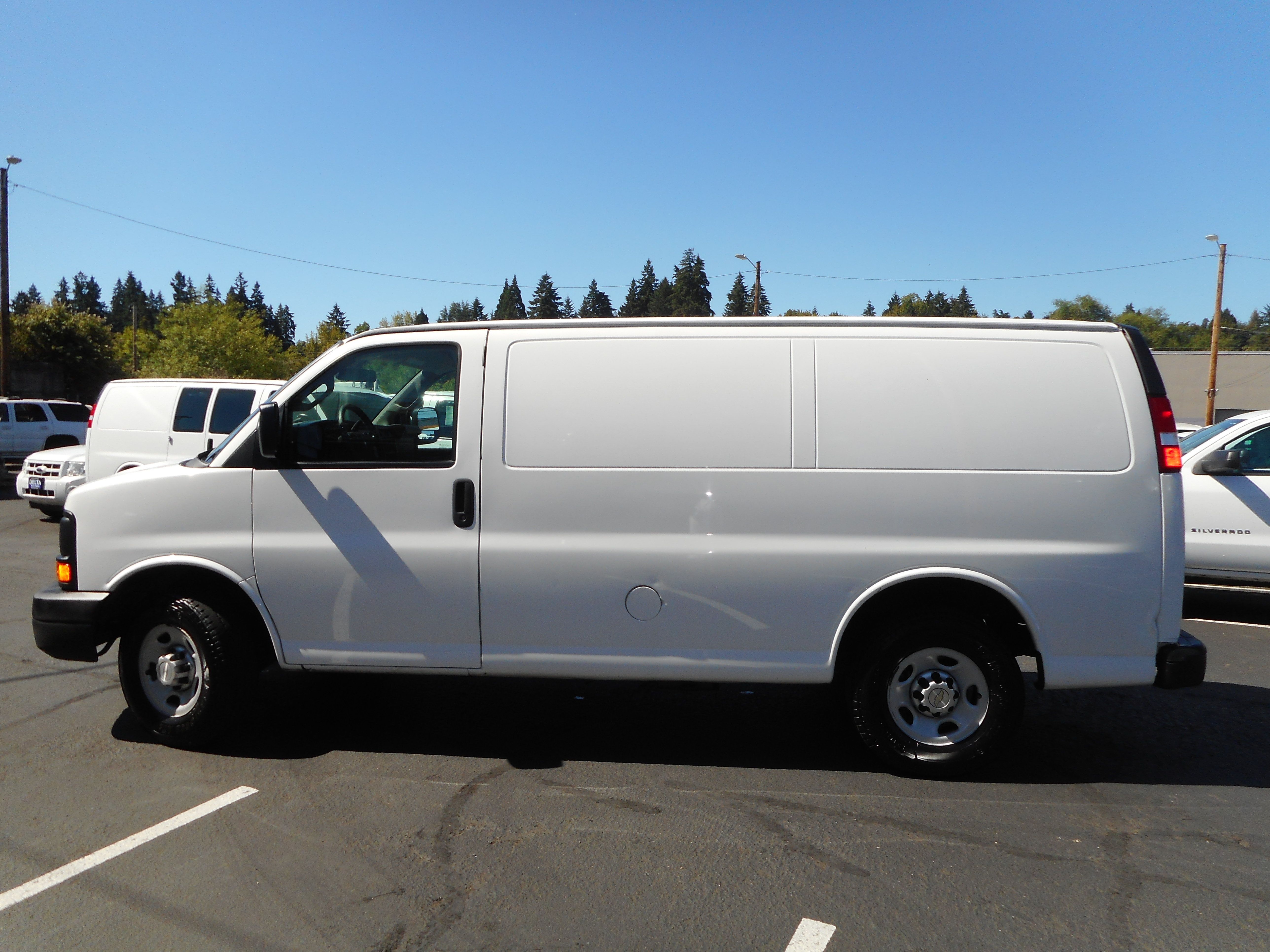 Used 2016 Chevrolet Express 2500 RWD image 11