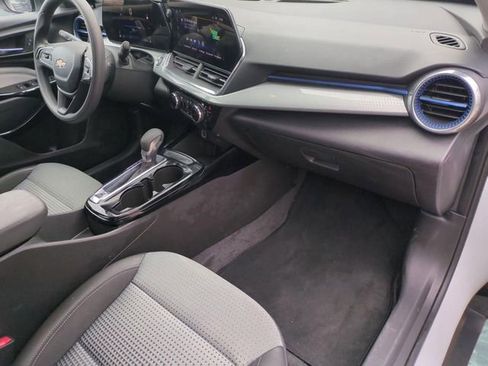 Used 2025 Chevrolet Trax LT image 26