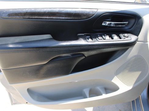 Used 2016 Dodge Grand Caravan SXT FWD image 18