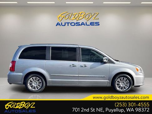 Used 2013 Chrysler Town & Country Touring-L w/ Driver Convenience Group image 3