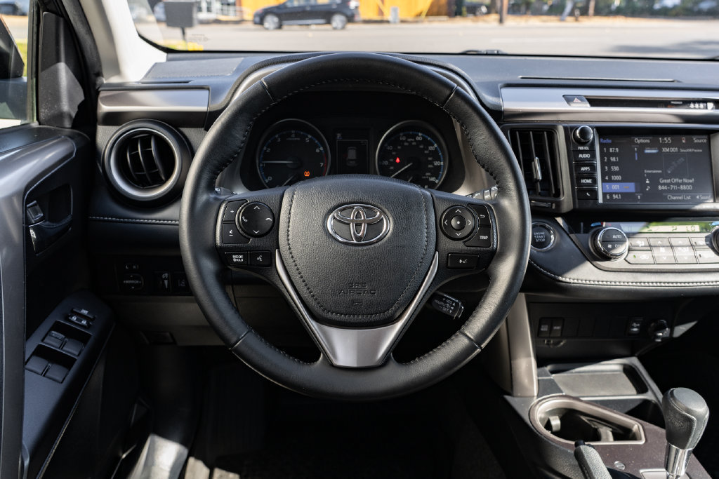 Used 2018 Toyota RAV4 XLE AWD/4WD image 12