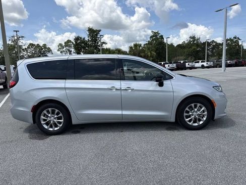 Used 2026 Chrysler Pacifica Limited FWD image 2
