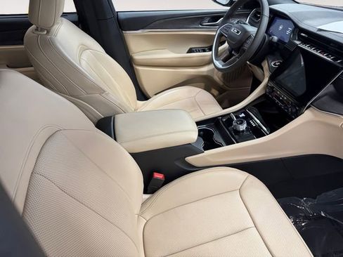 Used 2024 Jeep Grand Cherokee L Limited w/ Luxury Tech Group II image 4