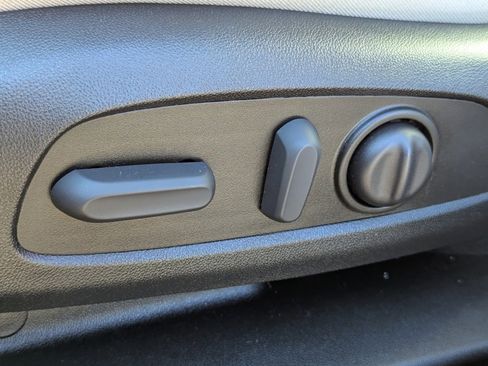 Used 2022 Chevrolet Traverse LT image 28