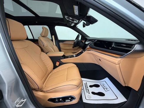 Used 2024 Jeep Grand Cherokee Summit image 9