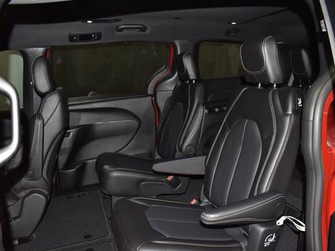 New 2026 Chrysler Pacifica Select image 28