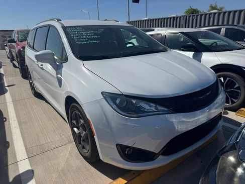 Used 2019 Chrysler Pacifica Touring-L Plus w/ S Appearance Package image 5