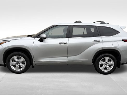 Used 2023 Toyota Highlander LE AWD/4WD image 10
