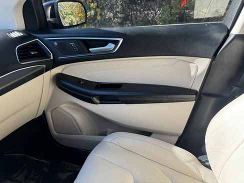 Used 2020 Ford Edge Titanium image 11