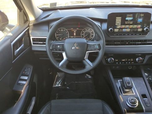 Used 2023 Mitsubishi Outlander SE image 16