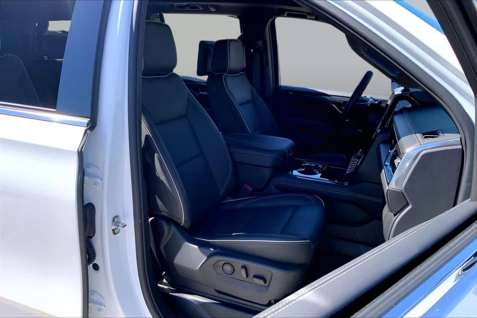 Used 2026 GMC Yukon Elevation w/ Elevation Premium Package AWD/4WD image 8