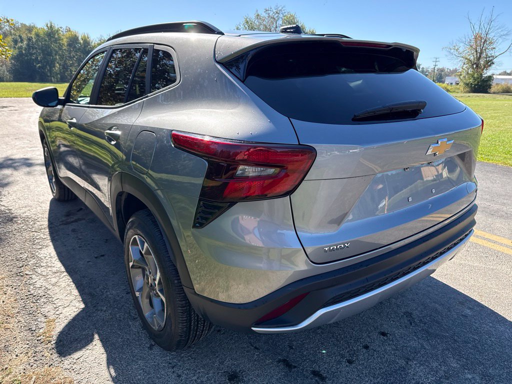Used 2025 Chevrolet Trax LT FWD image 5