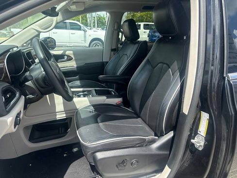 Used 2023 Chrysler Pacifica Limited FWD image 9
