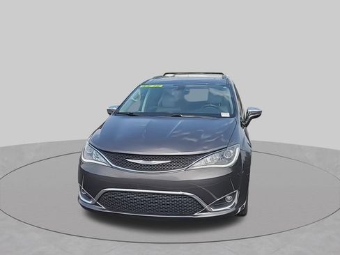 Used 2018 Chrysler Pacifica Limited w/ Tire & Wheel Group FWD image 3