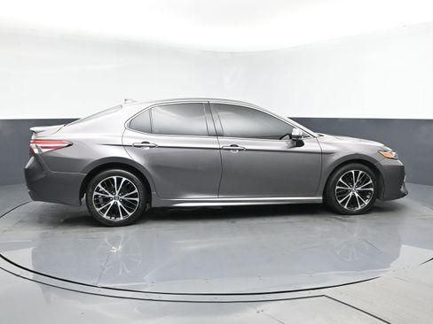 Used 2020 Toyota Camry SE w/ Carpet Mat Package image 3