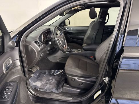 Used 2019 Jeep Grand Cherokee Laredo image 5