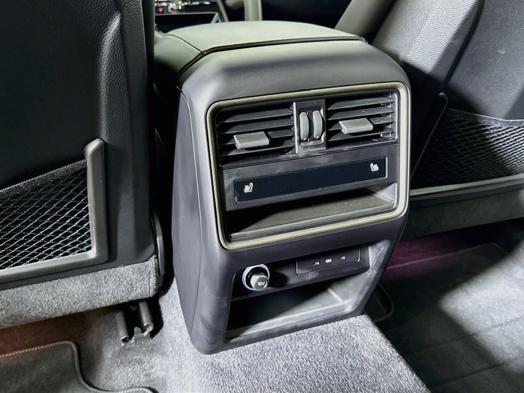 Certified 2025 Porsche Cayenne Turbo AWD/4WD image 20