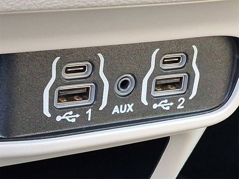 Used 2024 Chrysler Pacifica Touring-L image 23