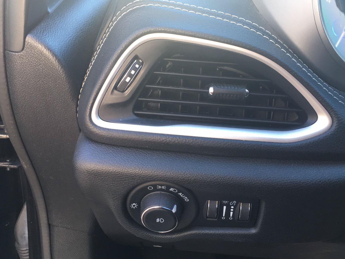 Used 2023 Chrysler Pacifica Touring FWD image 15