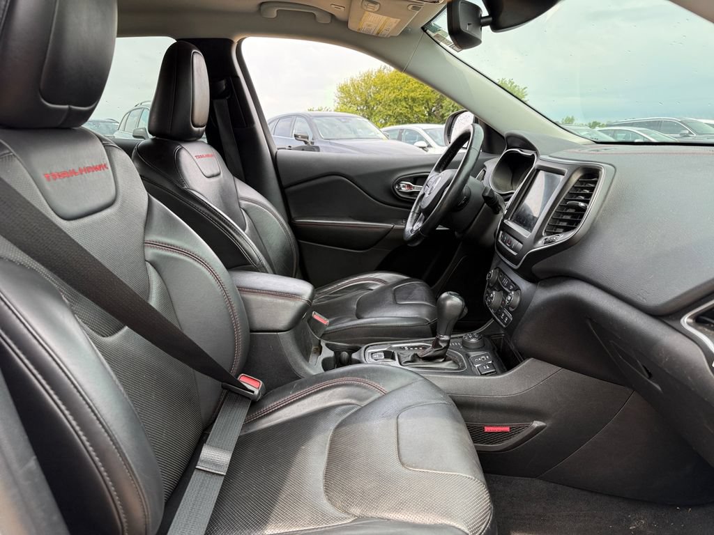 Used 2019 Jeep Cherokee Trailhawk AWD/4WD image 41