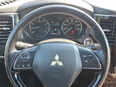 Used 2020 Mitsubishi Outlander LE FWD image 19