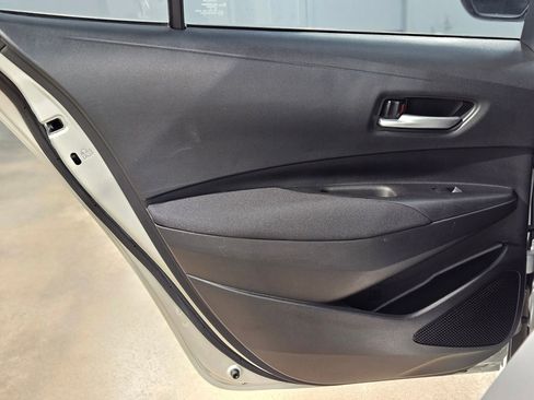 Used 2021 Toyota Corolla LE image 32