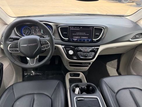 Used 2024 Chrysler Pacifica Touring-L FWD image 8
