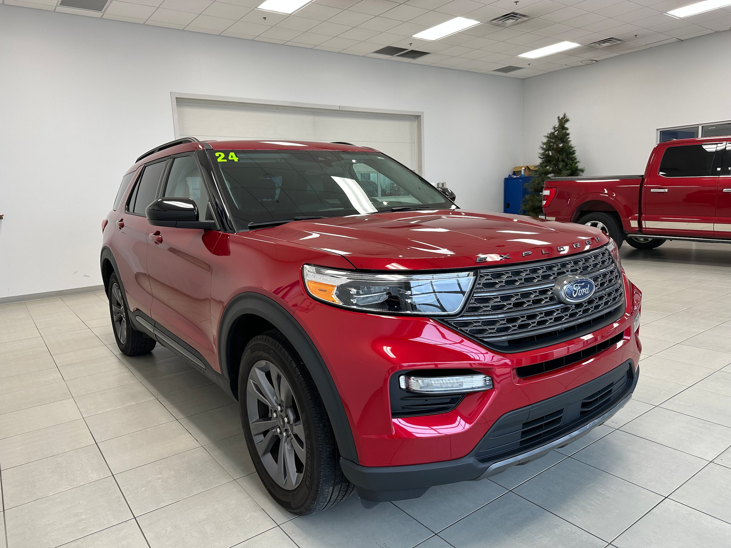 Used 2024 Ford Explorer XLT w/ Equipment Group 202A AWD/4WD image 4