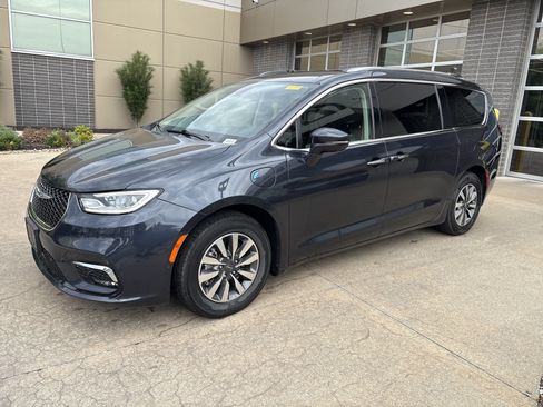 Used 2021 Chrysler Pacifica Touring-L FWD image 5