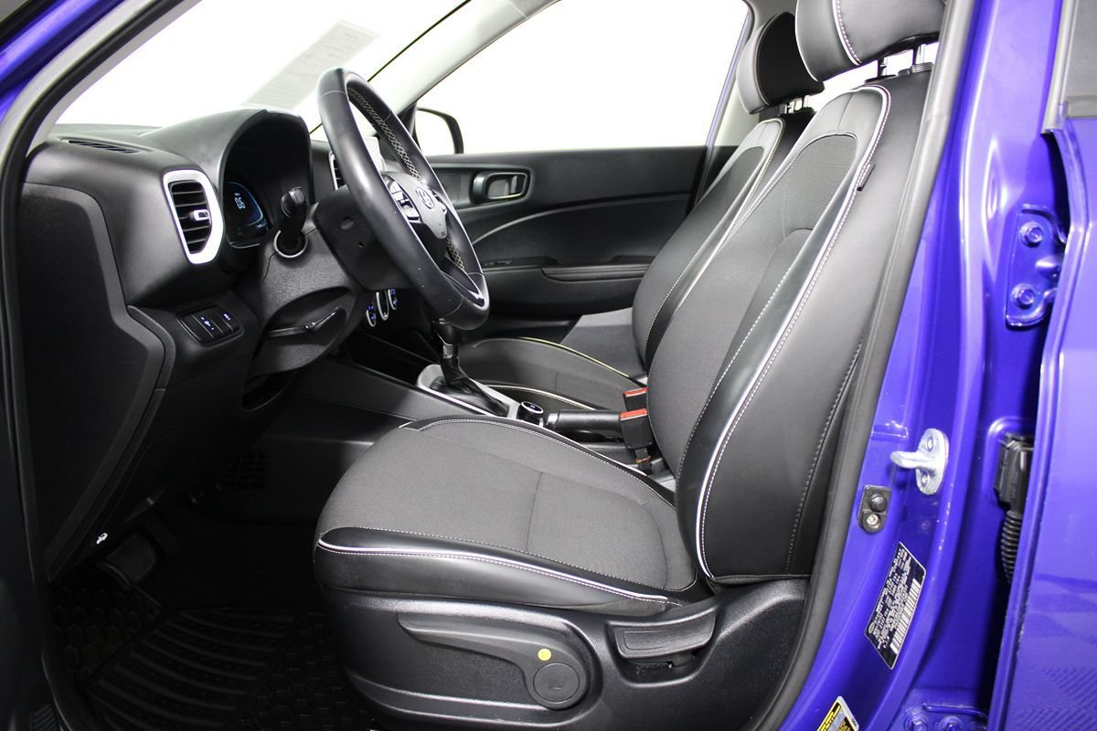 Used 2023 Hyundai Venue Limited FWD image 11