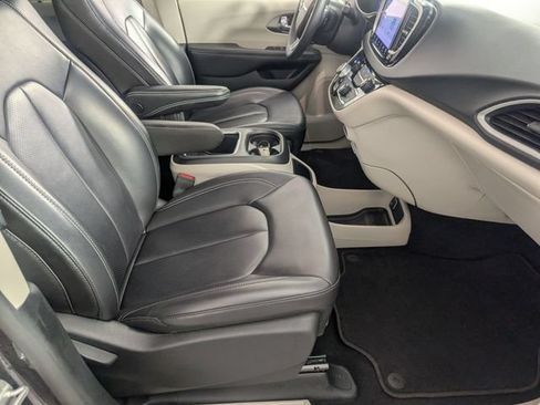 Used 2023 Chrysler Pacifica Touring-L FWD image 31