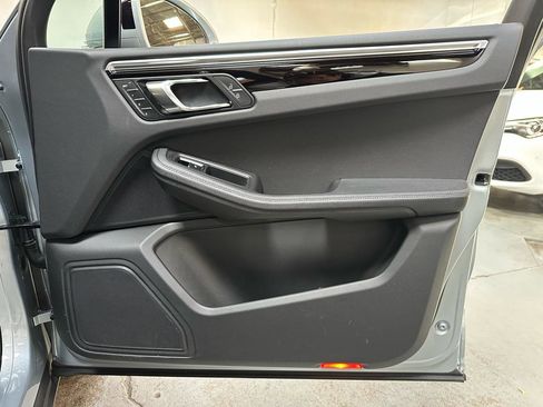 Used 2023 Porsche Macan image 8