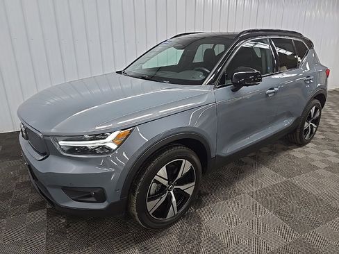 Used 2022 Volvo XC40 P8 Recharge Plus image 8