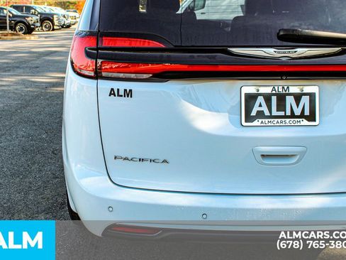 Used 2024 Chrysler Pacifica Select image 13