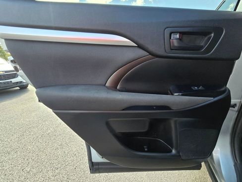 Used 2019 Toyota Highlander FWD V6 image 13
