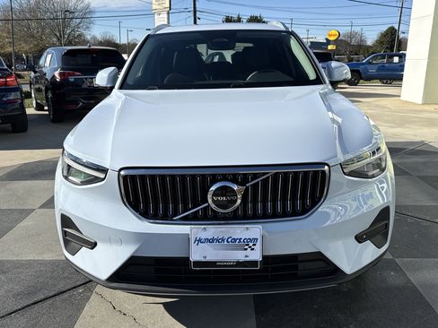 Used 2025 Volvo XC40 B5 Core image 3