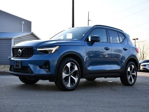 Certified 2025 Volvo XC40 B5 Plus image 3