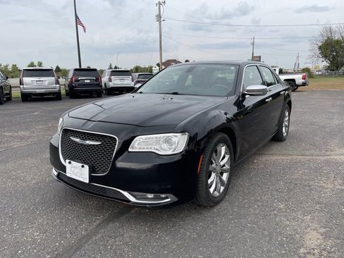 Used 2017 Chrysler 300 C image 11