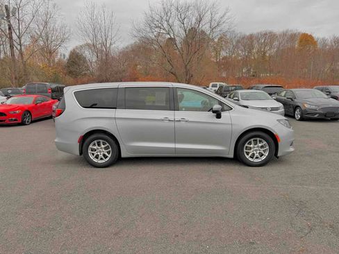 Used 2023 Chrysler Voyager LX image 8