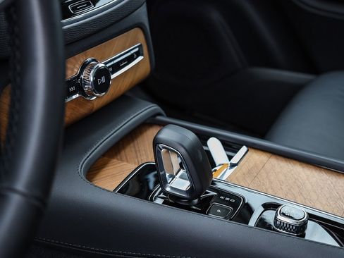 Used 2025 Volvo XC90 B6 Plus image 22